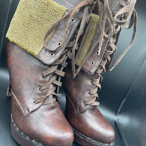 Dominique Nicole Heeled Fleece Lined Boots 9.5